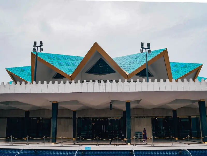 Regenschirmförmiges Hauptdach der Masjid Negara
