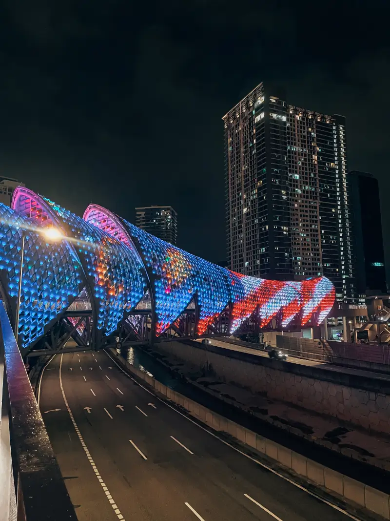 Beleuchtete Saloma Link Brücke bei Nacht