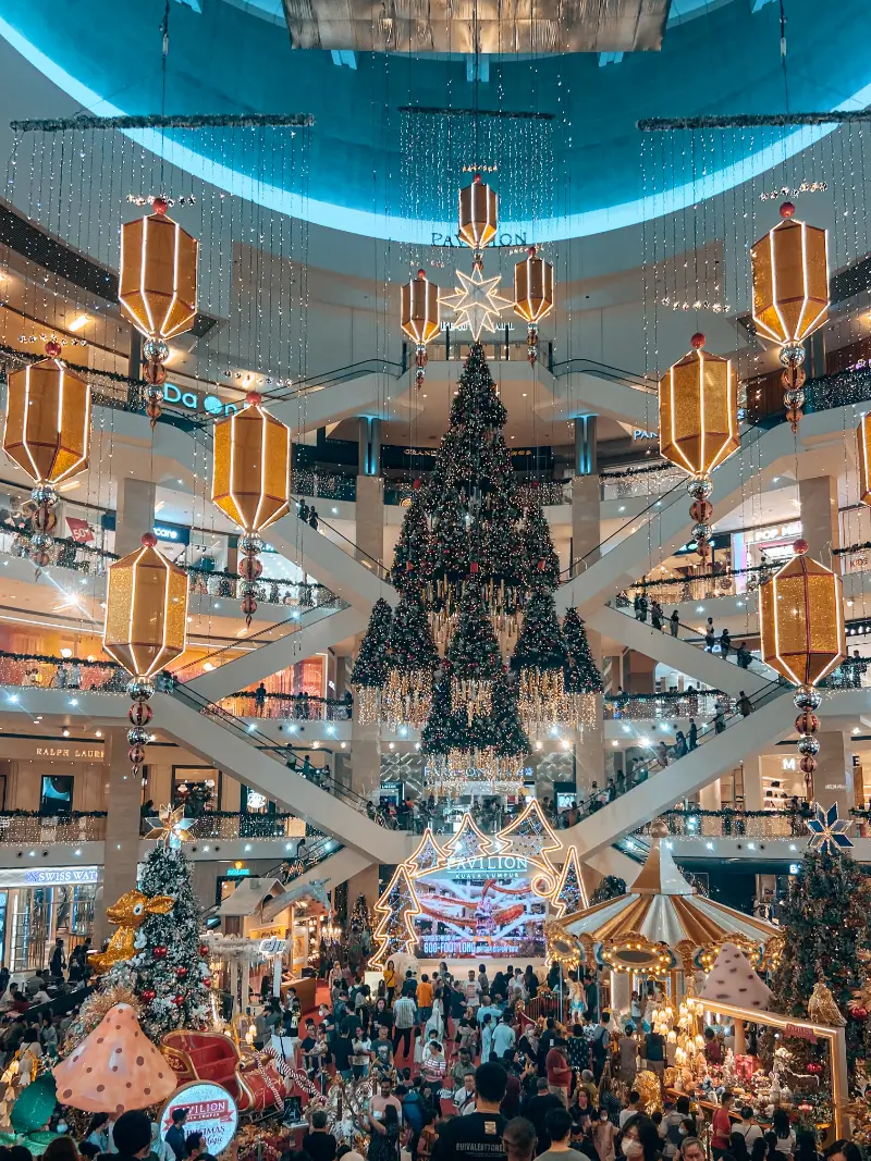 Pavilion Mall im Inneren - für Weihnachten Dekoriert