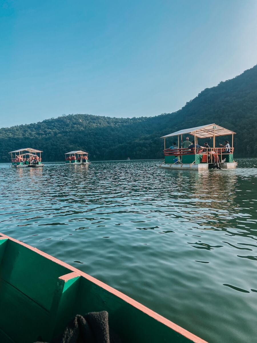 Foto vom See mit Booten in Pokhara