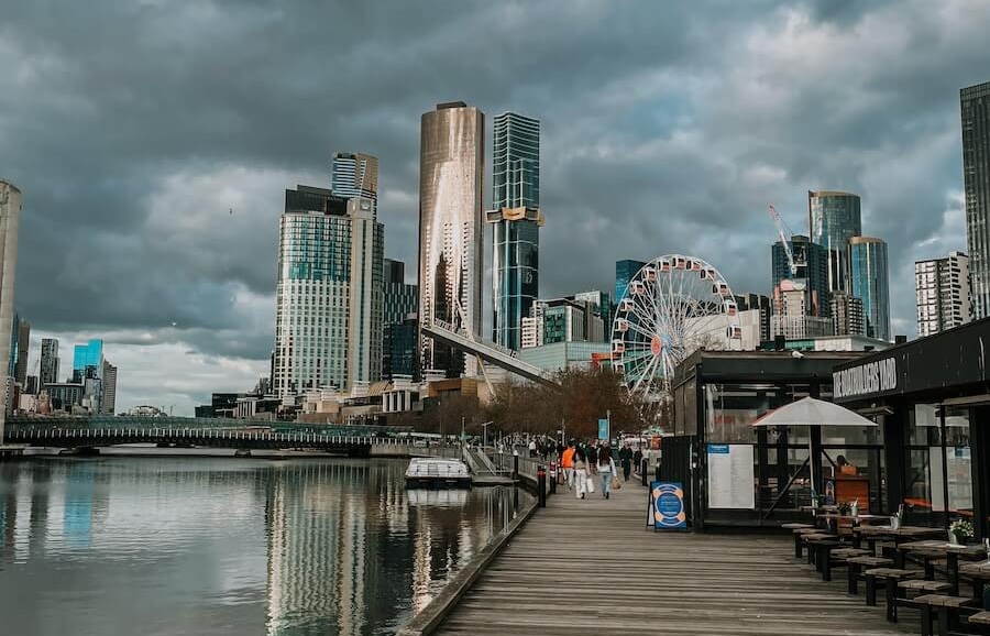 Spaziergang am Yarra River mit Skyline von Melbourne