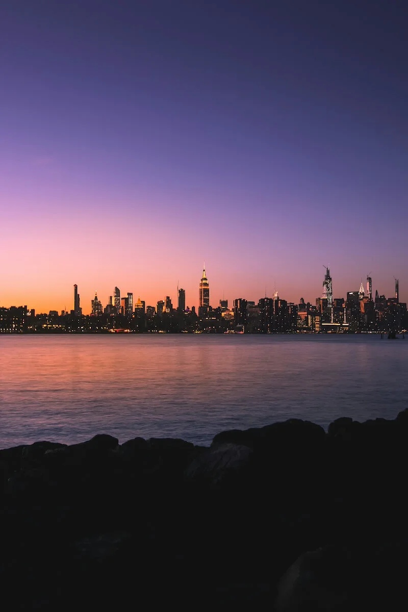 Sonnenuntergang in Brooklyn mit Blick auf die Manhattan Skyline