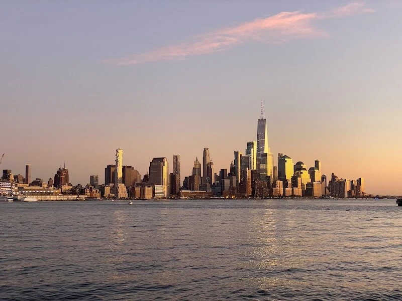Sonnenuntergang mit Blick auf die New York City Skyline
