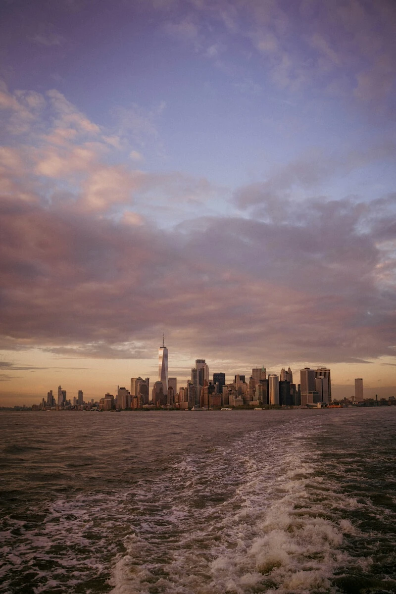 Sonnenuntergang auf der Staten Island Ferry mit Bick auf Manhattan