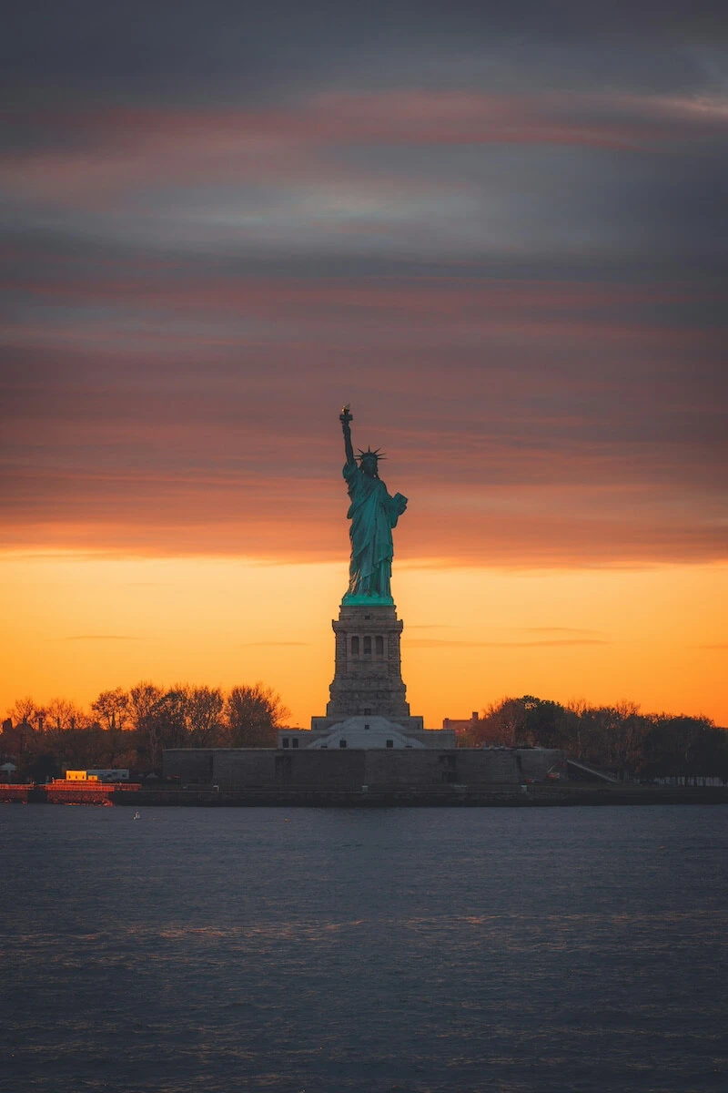 Sonnenuntergang auf der Staten Island Ferry mit Blick auf die Freiheitsstaute