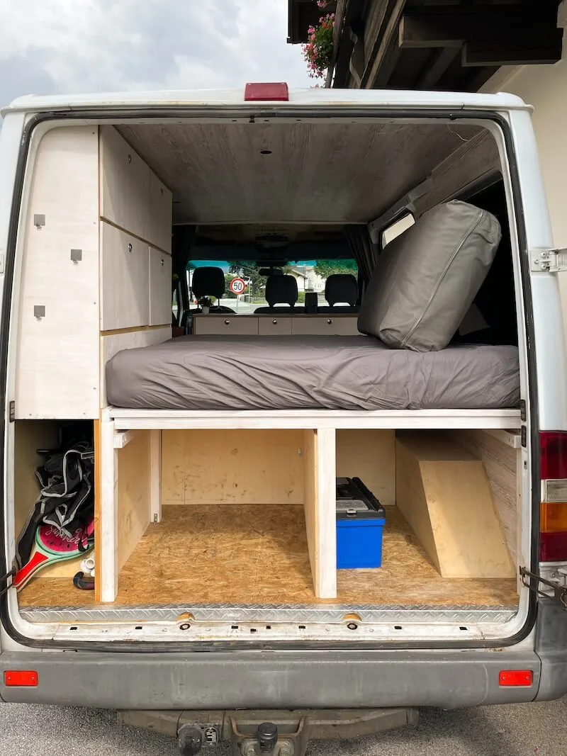 DIY Campervan Innenausbau mit Bett und Schrank, Blick von hinten
