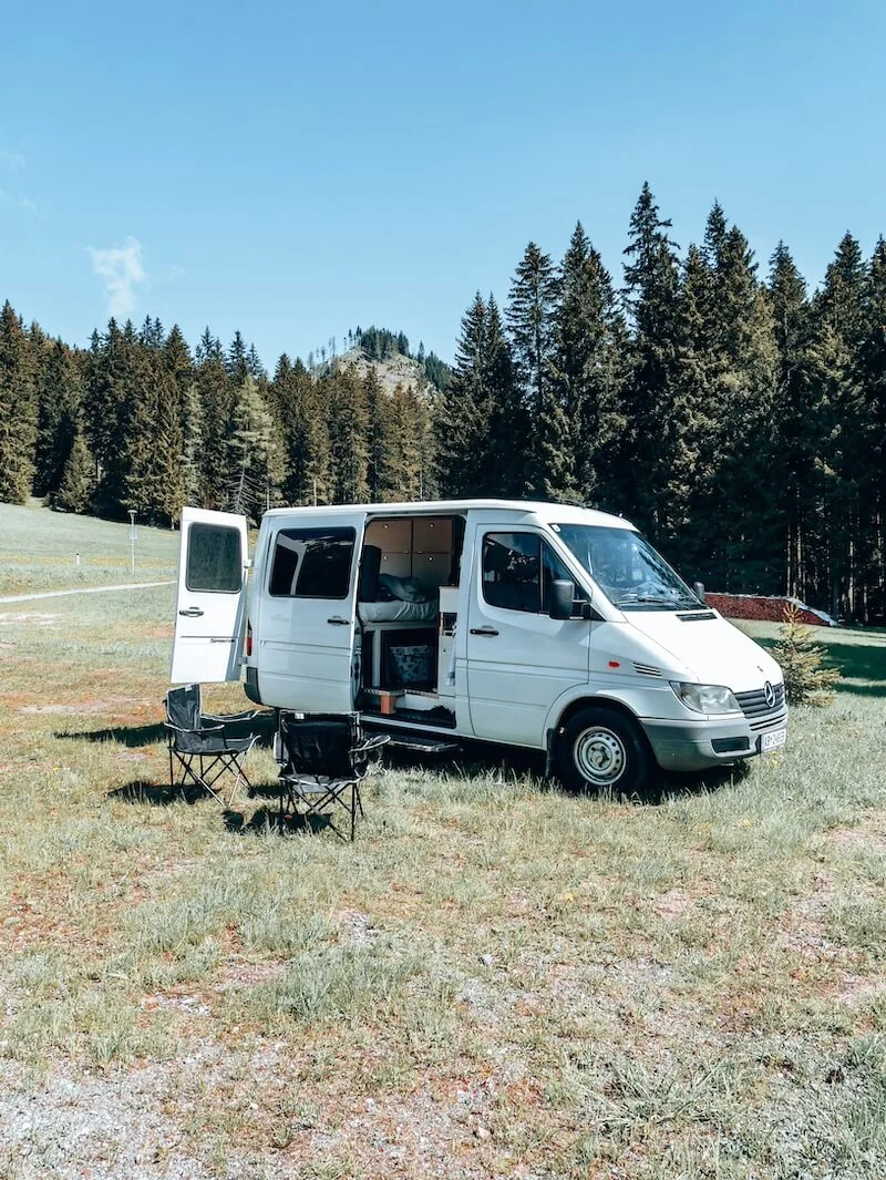 Mercedes Sprinter Campervan geparkt in der Natur