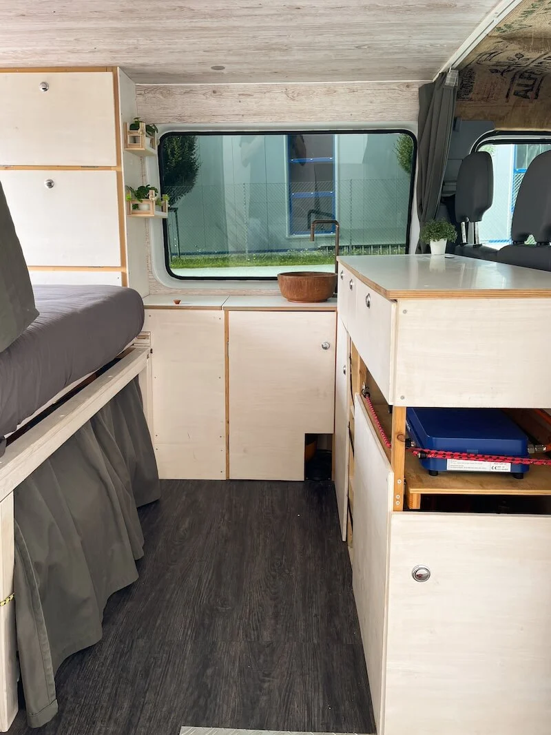 Campervan Küchenzeile mit Gasherd und Waschbecken