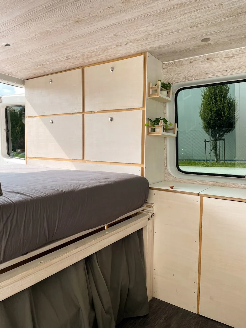 DIY Campervan Innenausbau mit Bett und Schrank, Blick von der Seite