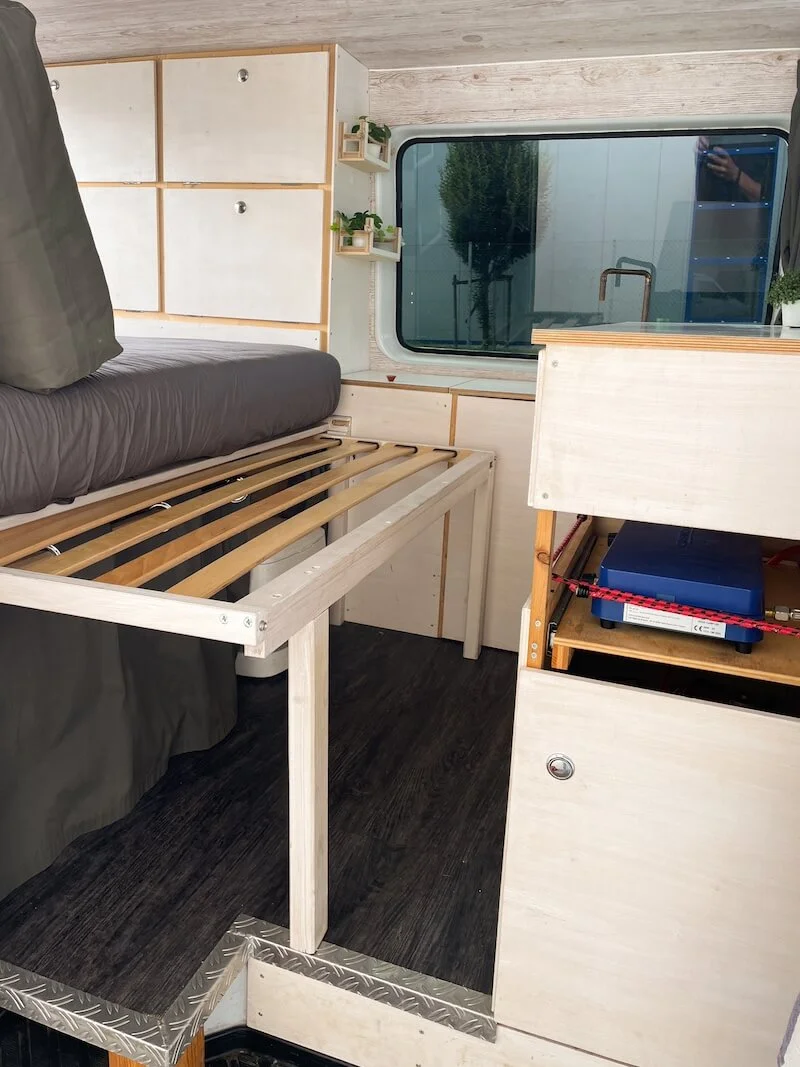 Ausziehbarer Lattenrost für ein 180m-Bett im Campervan