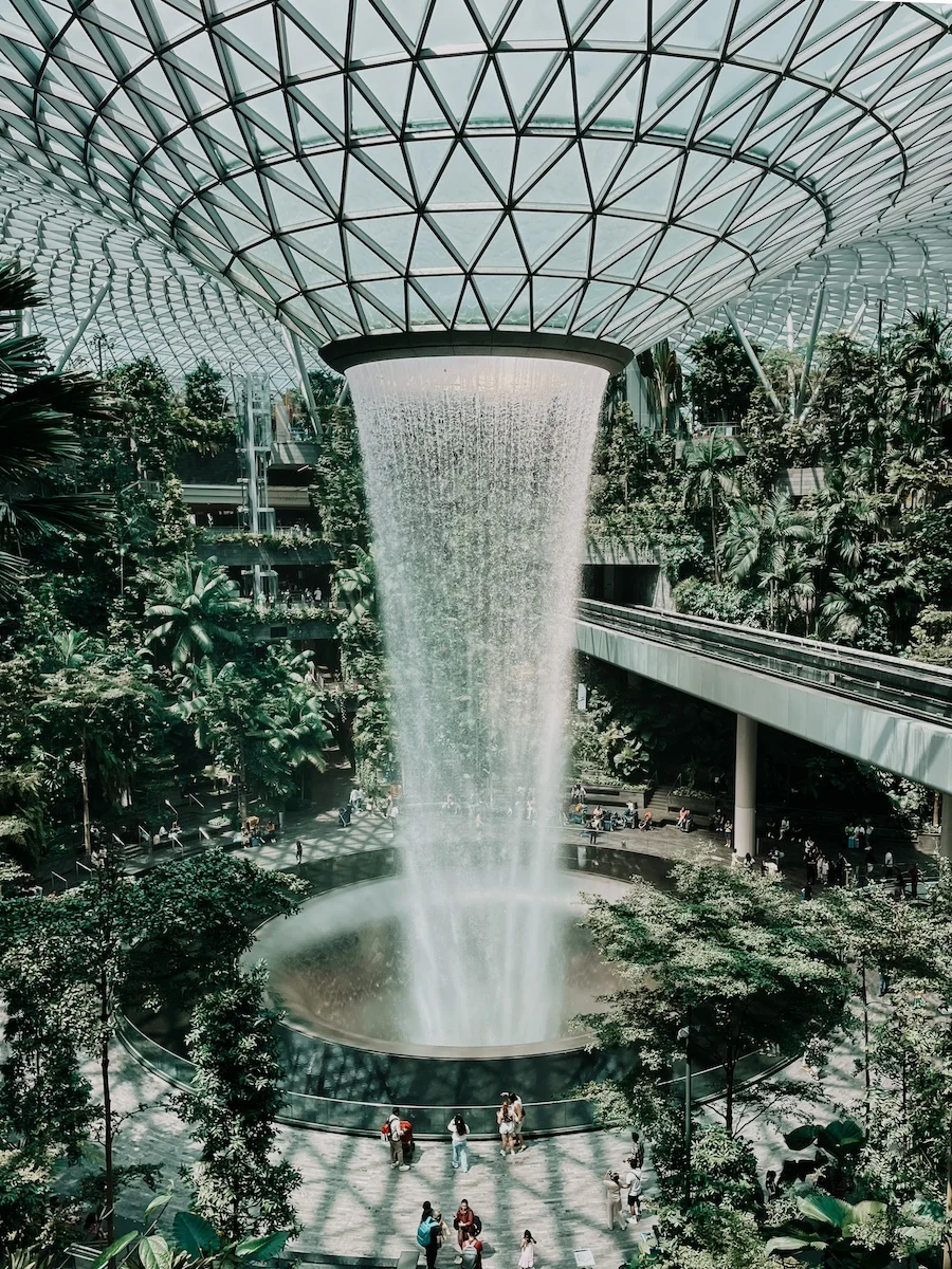 Größter Indoor Wasserfall der Welt im Jewel im Changi Airport