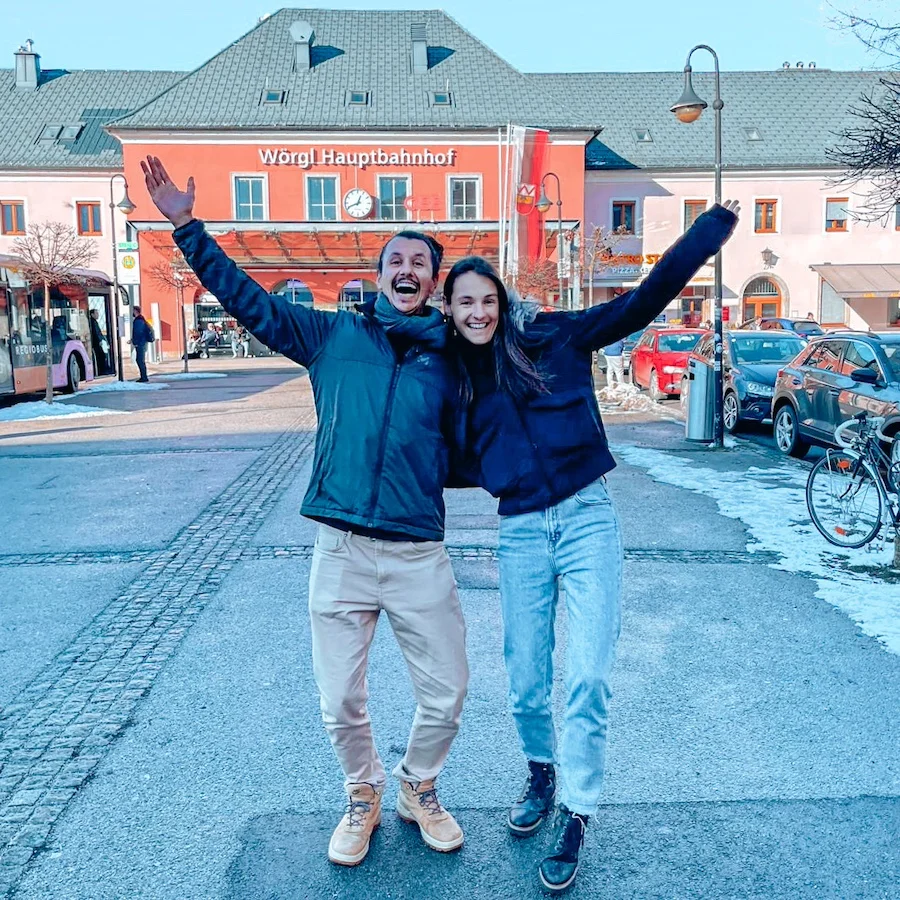 Wir beide vor dem Bahnhof in Wörgl