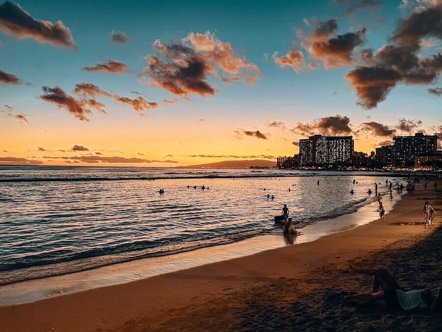 Honolulu und Waikiki Beach bei Nacht